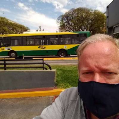 Conocer hombre de 63 años que vive en Quilmes 