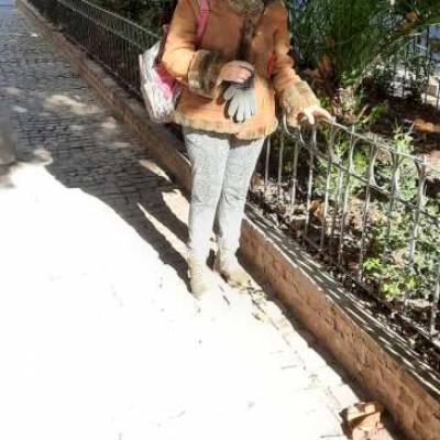 Conocer mujer de 80 años que vive en Palermo 