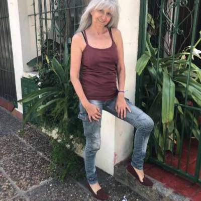 Conocer mujer de 64 años que vive en Saavedra 