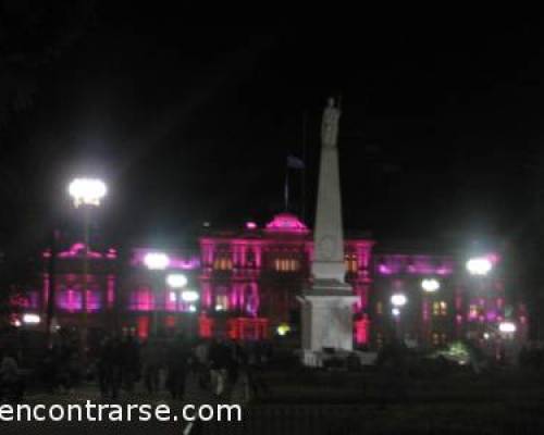 10372 19 Casa de Gobierno con colorida iluminación nocturna