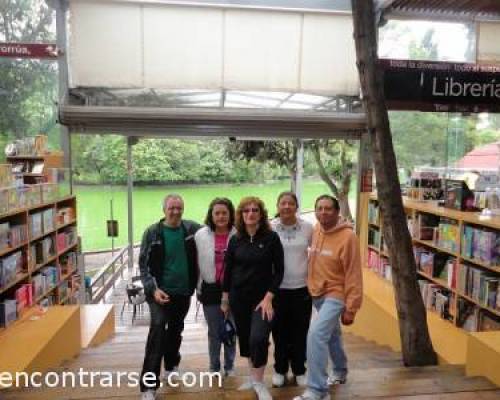 10738 2 Muy buena librería al lado del lago en chapultepec