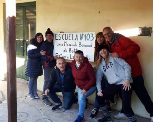 Colgando el cartel  :Encuentro Grupal Visita a ahijados y Hogar de menores en Entre Rios