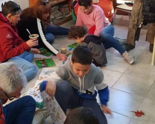 Jugando con los juegos recien recibidos.  :Encuentro Grupal Visita a ahijados y Hogar de menores en Entre Rios