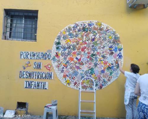 19944 14 Instalación del mural de manos en mosaico.