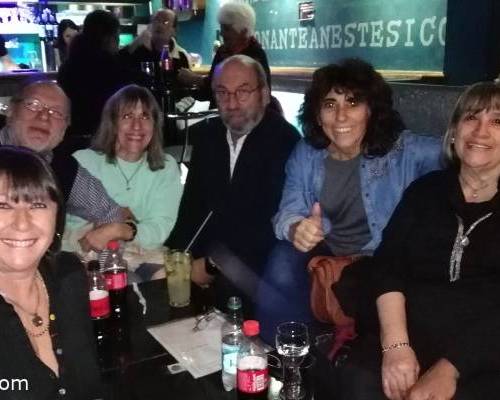 Linda foto. Comparti mesa con Cristina, Victor, Mona, Gabriel y Florentino. :Encuentro Grupal Rock para escuchar y bailar !!!!