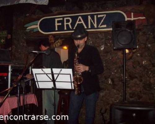 3550 23  Franz Pub Concert, en boca de urna
