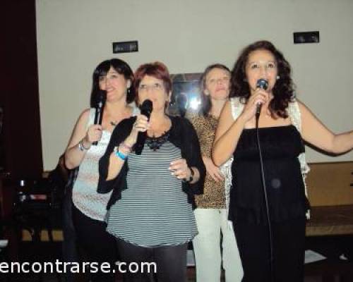 Otra vez cantando jajaja esta noche me la pase arriba del escenario ! :Encuentro Grupal CENA-SHOW-KARAOKE-BAILE