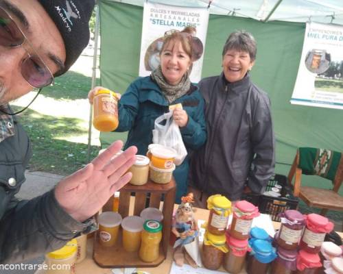 Fue así que llegué hasta dos amables pueblerinas con un muy interesante emprendimiento (se ríen porque explotó la camioneta). Trataron de consolarme, aduciendo que hay que tomar la vida con dulzura y para eso, nada mejor que comprar miel. :Encuentro Grupal ¿ME ACOMPAÑAS A  LAS FLORES?