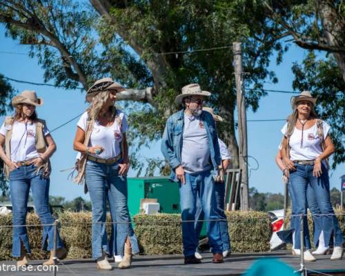 EN ESTAS FOTOS SE PUEDE APRECIAR NO SOLO EL VESTUARIO IMPECABLE SINO EL MARCO ESPECTACULAR. UN PAISAJE BIEN DE CAMPO  :Encuentro Grupal ¿ME ACOMPAÑAS A  LAS FLORES?