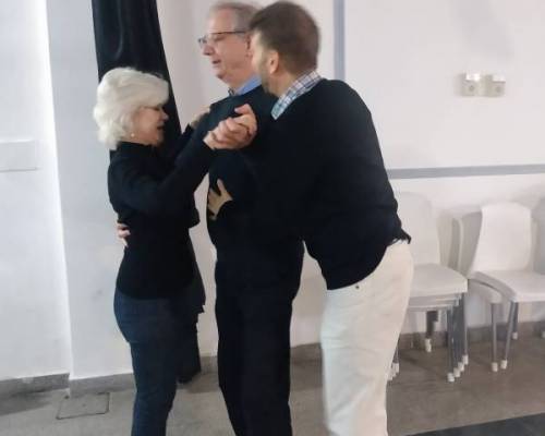 Martín va corrigiendo la postura, fundamental para el tango. Al inicio elongamos para entrar en calor. :Encuentro Grupal Seminario de Vals y Milonga.