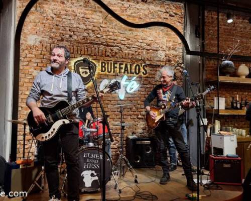 31585 4 Escuchamos una banda de rock en Buffalo`s Cafe