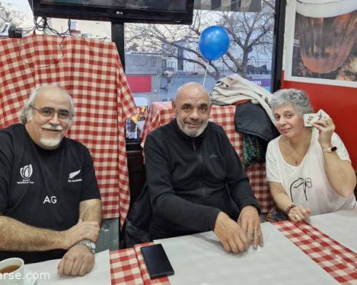 Trio del globo azul: Rodolfo, Juanjo y MarianaLaura mostrando las cartas :Encuentro Grupal SALIDA MENSUAL DE JUEGOS 4