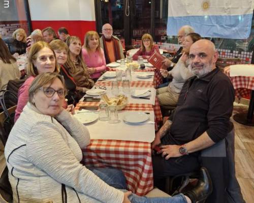 Momento de la cena. Primer plamo de Aliaris que viniendo tuvo un accidente y se doblo el tobillo. A pesar de eso, bolsa de hielo mediante, jugo y ceno.  :Encuentro Grupal SALIDA MENSUAL DE JUEGOS 4