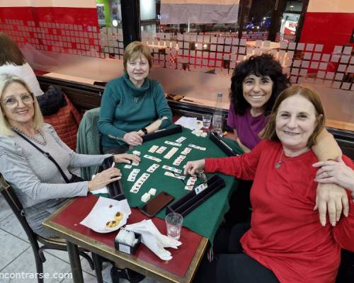 Junto a mis compañeras de mesa Cecilia, Alicia y Noe. Fueron 2 juegos donde aprendimos un monton de estrategia y tips con Cecilia. Muchas gracias por tu generosidad y paciencia! :Encuentro Grupal JUGAMOS AL RUMMY MONTE CASTRO