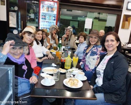 Cómo siempre una buena charla después del baile. Bienvenidas Carmen, Mirta y Sandra. Hoy se extraño en el café a Ale, Griselda, Orlando y Enrique! Hasta el próximo sábado grupo hermoso 🤠❤️ :Encuentro Grupal EN ENCONTRARSE TAMBIEN SE BAILA COUNTRY