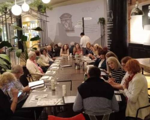 Costo un poco por la gran cantidad de personas pero lograron acomodarnos a todos y lo pasamos super bien muy rica la merienda !!! :Encuentro Grupal Palacios y monumentos en la Belle Epoque 