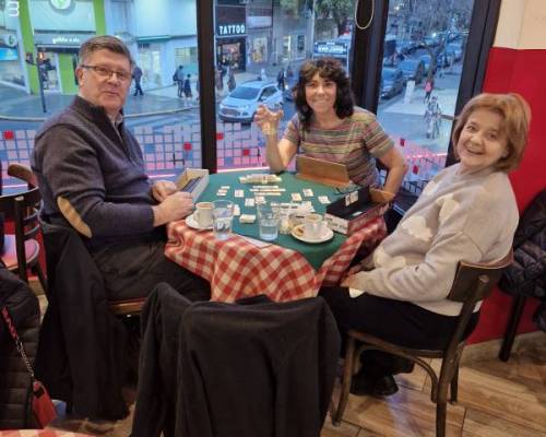 El trio de la mesa redonda: Analia. Federico y yo.  :Encuentro Grupal JUGAMOS AL RUMMY MONTE CASTRO