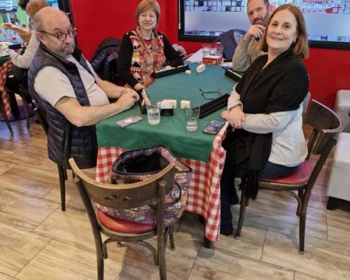 Los tempraneros del rummy: Noe, Alicia, Jorge y Florentino. Acomodaron las mesas? :Encuentro Grupal JUGAMOS AL RUMMY MONTE CASTRO