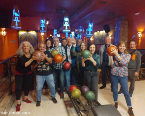 Todos sonriendo terminando la jornada bowlinera :Encuentro Grupal BOWLING EN SOBEK EN CABALLITO