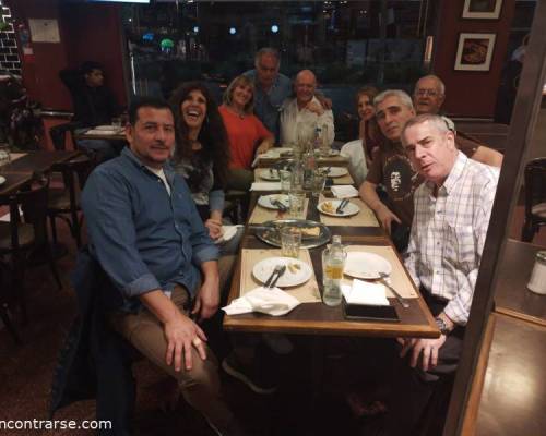 La gran mesa, en la pizzeria. Gracias Gerardo por tan linda salida. Saludos a todos. :Encuentro Grupal BOWLING EN SOBEK EN CABALLITO