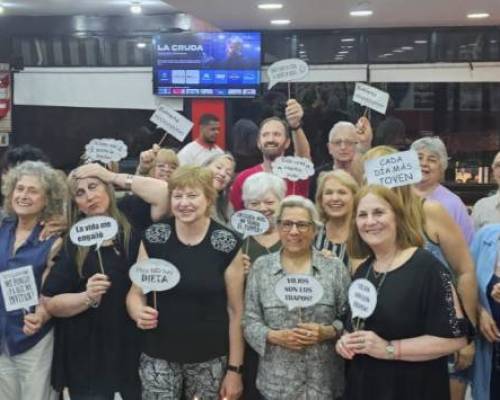 Muy divertido el festejo con cartelitos con leyendas muy graciosas :Encuentro Grupal JUGAMOS AL RUMMY MONTE CASTRO