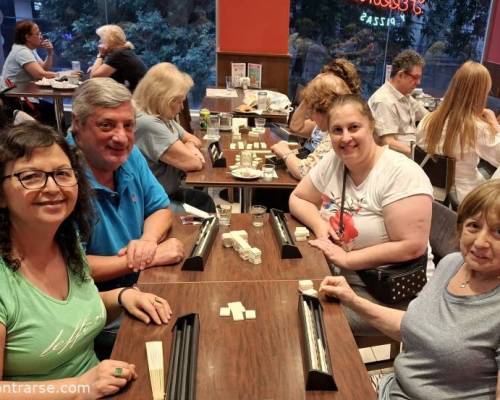 Muy linda mesa de quienes vinieron  aprender a jugar este hermoso juego!@WOLF13 @MARIALU8  :Encuentro Grupal Jugamos Rummy en Caballito !!! 