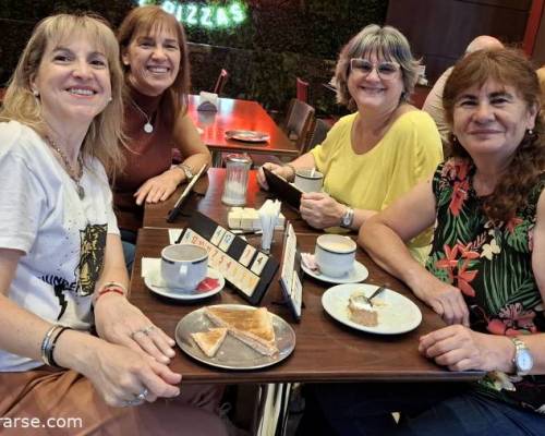 Como nos divertimos amigas!!😁❤️ :Encuentro Grupal Jugamos Rummy en Caballito !!! 