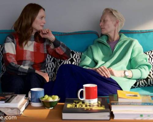 Buena película con dos excelentes actrices Tilda Swinton y Julianne Moore y un muy buen actor John Turturro...Con buenos  diálogos, hermosas imágenes y colorido vestuario.  :Encuentro Grupal LA HABITACIÓN DE AL LADO