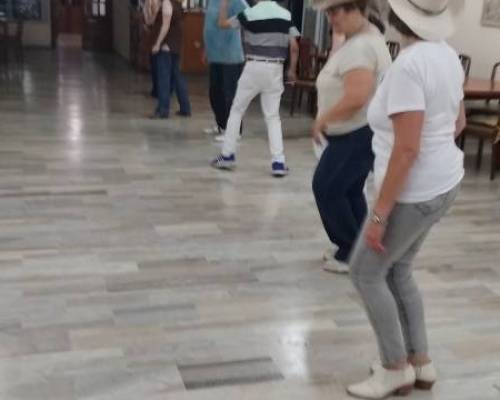 Lindo grupo!!  cada día nos sentimos mejor todos juntos.  Anímense a compartir estas clases de Country!!   Es mejor y más divertido que el gimnasio :Encuentro Grupal EN ENCONTRARSE TAMBIEN SE BAILA COUNTRY