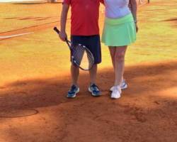 Encuentro de tenis al aire libre en parque Norte