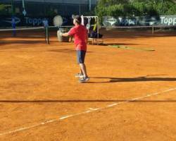 Encuentro de tenis al aire libre en parque Norte